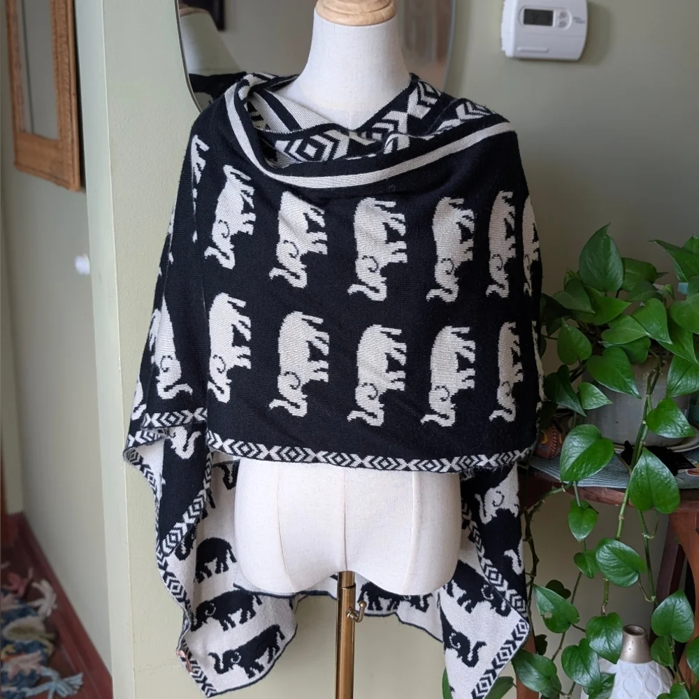 Black & Cream Elephant Pattern Boho Aztec Reversible Knit Sweater Wrap - Picture 4 of 16